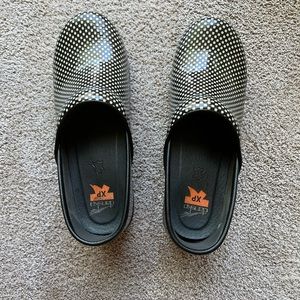 Dansko xp clogs